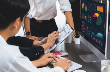 Veri analistleri, mali, trend ve pazarlama verilerini analiz etmek için dizüstü bilgisayardaki iş zekası veri göstergesini analiz ediyor. İş başarısı için BI teknolojisi ve veri analizi. Tedbirli