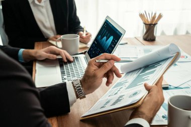 Fintech BI 'ın finansal veri analizi ya da iş zekası göstergesi bilgisayar ve tabletten pazarlamayı planlayan iş adamlarının finansal veri analizine kadar. Habiliment