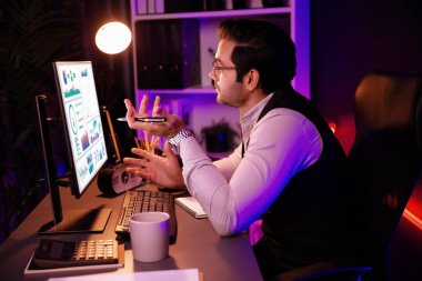 Gülümseyen akıllı işadamı, Mor Neon Dark Home Office 'in gelecek çeyreğinde ürün veritabanında iş grafikleri araştırma hedef pazarıyla uzaktan satış ekibiyle buluşacak. Tahmin et..