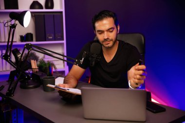 Yayın kuruluşu, mor neon ışık stüdyosunda yaratıcı olumlu düşünce konseptiyle canlı yayında psikoloji, beden ve ruh üzerine eğitim vermek için dinleyiciye senaryo notuyla konuşuyor. Tahmin et..