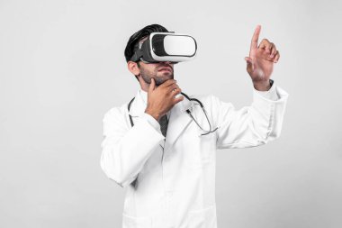 Kafkas doktoru tıbbi veriler hakkında karar veriyor ve düşünüyor. Profesyonel doktor, laboratuvar önlüğü ve sanal gerçeklik gözlüğü takarak metaevren ve sanal gerçeklik dünyasına girer. Yenilik kavramı. Sapma.