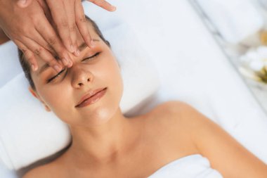 Panorama 'da kadınların stres önleyici kafa masajından ve lüks tatil beldesi veya otel spa salonundaki modern ışık ortamında yüz güzelliği eğlencelerini şımartmaktan hoşlandığı bir manzara var. Sessiz.