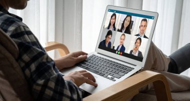 İş dünyasından iş adamlarının modern sanal grup toplantısı için video konferansındaki iş adamları