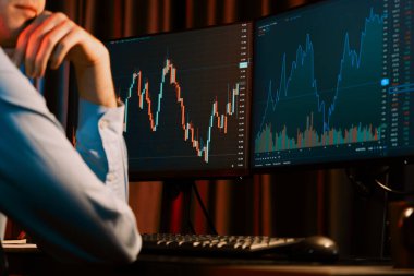 Piyasa stoku grafik veritabanında Neon Modern Ofis 'te yan manzaralı gerçek zamanlı ekranlarda çalışan genç bir tüccar. Dinamik finansal döviz kuru kavramı. Toplayıcı.