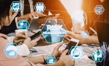 Ticari Yatırım Konsepti Risk Yönetimi ve Değerlendirmesi. Beklenmedik kayıpları kontrol etmek ve finansal güvenliği sağlamak için riskli plan analizinde stratejinin sembollerini gösteren modern arayüz. uds