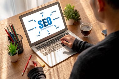 Model e-ticaret için SEO arama motoru optimizasyonu ve bilgisayar ekranında gösterilen çevrimiçi perakende işi