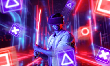 Sanal gerçeklik gözlüklü enerjik bir adam müzik engelli neon bir kılıç kullanıyor. Kılıç tutarken oyun oynayan yetenekli bir insan neon şehir arka planıyla metaevrene girer. Geçmişi bulanıklaştırıyor. Sapma.