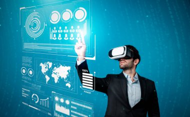Yetenekli iş adamı görsel gerçeklik gözlüğü kullanarak strateji planlarken veri analizi yapıyor. Profesyonel akıllı yatırımcı sanal gerçeklik gözlüğü takarken finansal grafik hologramını kontrol ediyor. Sapma.