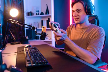 Kontrol kumandalı akıllı oyun flamasının keyfini çıkarın, modern teknoloji siber neon ışık odasında yetenekli oyuncularla çevrimiçi canlı sosyal medya grubu oyunu oynayın. Bireysel.