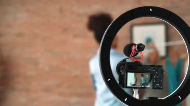 Arka plan görüntüsü, kamera ekran kaydedicisi kadın nüfuzcusu canlı yayın video görüntüsü görüntüleme kritik sosyal medya ya da blog 'u gizliyor. İnternetteki pazarlama yayını için giysi stüdyosu ışıklandırması olan kız.