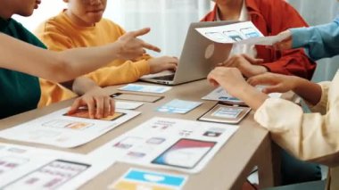 Mobil uygulama ya da web sitesi için kullanıcı arayüzü prototipi planlayan şirket çalışanlarının panorama videosu. UX UI tasarım beyin fırtınası kullanıcı dostu arayüz planı tasarlıyor. Sinerjik