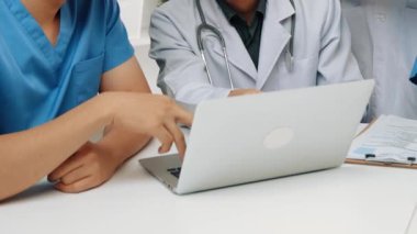 Hastane masasında birlikte çalışan ve tıbbi tedavi ya da sağlık hizmeti planlayan profesyonel bir grup. Takım çalışması başarılı hastalıklara ve hastalıklara yol açar. Ağır çekim. Katı.