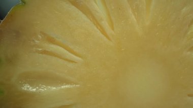 Ananas dilimi, tazelik hissi yaratıyor. Dilimlenmiş bir ananasın yakından bakınca tropik bir cennet ortaya çıkıyor. Güneş tarafından öpülen sarı altın et, pürüzsüz kahverengi kabuğa zıt düşer. Geliştirilebilir.