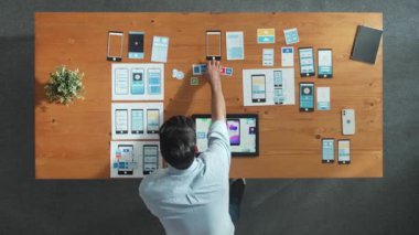 Akıllı yöneticinin üst görünümü Ux Ui tasarımı için simge seçin veya seçin ve yazılım geliştirme planı veya cep telefonu arayüzü ekranıyla karşılaştırın. Kablolu prototip tasarımını seçen geliştirici. Cemaat.