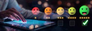 İş adamı müşteri memnuniyet değerlendirmesi verilerini analiz eder ve hizmet kalitesini artırmaya çalışır. Müşteri memnuniyeti ve sadakatini arttırmak için koz değerlendirmeleri. EIDE