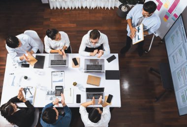 Üst düzey analist ekibi toplantı odasındaki mali verileri analiz etmek için BI Fintech 'i kullanıyor. İş anlayışı ve stratejik pazarlama planlaması için kağıt üzerinde analitik BI gösterge paneli. Tedbirli