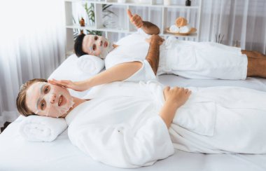 Kaplıca salonunun sakin, modern gündüz atmosferi, birkaç müşteri yüz maskesi takarak kendini yenilemeye çalışıyor. Yüz bakımı ve güzellik kozmetolojisi prosedürü. Sessiz.