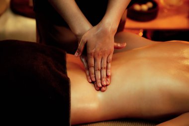Yakından kadın müşteri strese karşı spa masajını rahatlatıyor ve lüks otel ya da otelde sıcak mum ışığında güzellik teniyle eğleniyor. Sessiz.