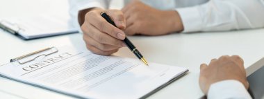 Şirket avukatının ya da hukuk bürosundaki avukat servisinin yardımıyla balyayla ilgili sözleşme imzalama belgesi. İşletme yatırımı ve yasal işlemlerin tamamlanması. Kurnaz.