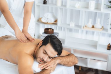 Kafkas erkek müşteri stres önleyici spa masajının keyfini çıkarıyor ve lüks otel veya oteldeki gündüz açık hava ortamında güzellik derisi eğlencesi ile şımartıyor. Sessiz.