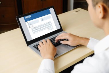 Muhasebe uygulamasından gelen fatura bilgisayar ekranında. Şirket işlerinin finans ve bütçesi için bilgisayar programı. Rahatça..