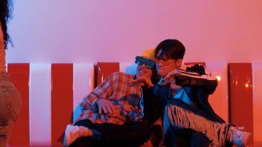 İspanyol dansçıya bakan farklı bir arkadaş sokak dansı yapıyor. Evde ya da partideki performansını destekleyen mutlu bir adam sandalyeye oturmuş gündelik kıyafetleriyle çok kültürlü bir sanatçı. Mutluluk.