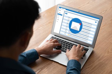 Bilgisayar ekranında rahatça görünen e-posta bildirim iletisi. Dijital pazarlama iletisi bilgi metni iş dünyasından müşteriye