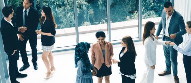 Birçok iş adamı şehirdeki iş konferansı için modern ofis binasında toplanıyor. İş adamları ve iş kadınları iletişimi ve insan kaynakları kavramı. uds