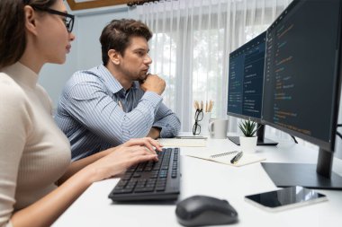 Takım becerisi geliştiricileri programı en yeni kodlama yaratıcı web sitesi planlama yazılım projesini iki bilgisayar ekranında düşünerek, ofiste tam yığın veri analizi ile karşılaştırıldığında. Varsayım.