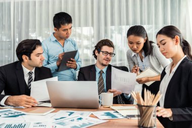 Modern ofis ortamında çalışan çeşitli etnik gruplardan çeşitli iş adamları. Üretken ve çok ırklı ofis çalışanları stratejik ticari pazarlama konusunda tartışmaya giriştiler. Çok titiz.
