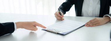Şirket avukatının ya da hukuk bürosundaki avukat servisinin yardımıyla balyayla ilgili sözleşme imzalama belgesi. İşletme yatırımı ve yasal işlemlerin tamamlanması. Kurnaz.
