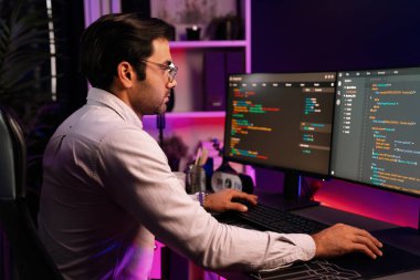 İki pc ekranda veri yazılım geliştirme analizi yapan akıllı bilişim geliştiricisi, neon ışıklı siber ofiste güncellenmiş uygulama programı güncellenmiş online web sayfası sistemi yaratıyor. Tahmin et..