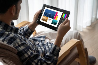 Web sayfasının modern tasarımı ve bilgisayar ekranında gösterilen ticari reklamlar için grafiksel tasarımcı yazılımı