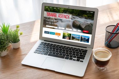 Model arama ve seyahat planlama için internet sitesi uçuş, otel ve tur rezervasyonları için anlaşma ve paket sunuyor