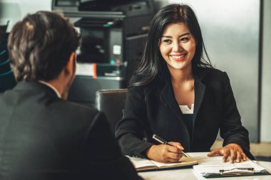 İnsan kaynakları bölümünden bir iş kadını, özgeçmiş belgesini incelerken iş başvurusu için iş adamı adayıyla görüşme yapıyor. Çalışanların işe alım konsepti. uds