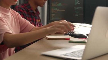 Yavaş çekim arkası yazılım geliştirici mühendisi bilgisayar programlama için birlikte çalışarak hata ayıklama kodunu çözüyor, ofiste monitörde karmaşık algoritmaları çözüyor. Filizlenen