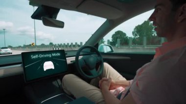 Sürücü ya da otonom araç sürücüsüz ve otomatik pilot modunda hız otoyolunda seyahat etmek, sürücünün rahatlayıp güvenliği tehlikeye atmadan akıllı telefona odaklanmasını sağlar. Titiz