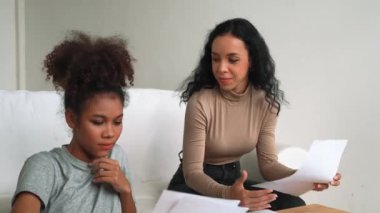 Stresli Afrikalı Amerikalı kadınların kredi kartı borçlarıyla ilgili mali sorunları var. Kötü kişisel para ve ipotek yönetimi krizi kavramını çok önemli ölçüde karşılıyorlar..