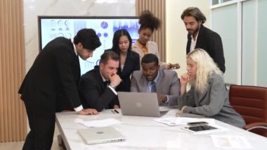 Çeşitli ofis çalışanları ve çalışanları mutlu ve heyecanlı hissediyorlar ve iyi takım çalışması ve olumlu tutumları nedeniyle kutlama yapıyorlar. Süslü işyerlerindeki iş başarısına katkıda bulunuyorlar.