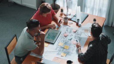 Ev inşaatını planlamak için birlikte çalışan mimar mühendis ekibinin üst görüşü. Profesyonel iş konuşmaları ve toplantı odasında inşaat veya ev inşaatı hakkında tartışmalar. Sempozyum.