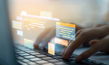 Yeni uygulama mobil telefon geliştirme için HTML, Python, Java ve C EIDE gibi çeşitli programlama dillerinin kodlama dijital örtüleri ile yazılım geliştirici veya programcı çalışması