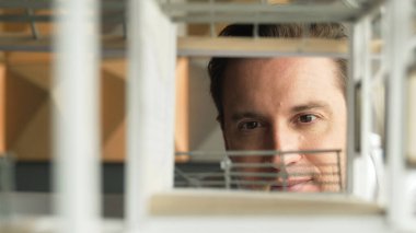 Kafkasyalı mimar mühendisin ev inşaatını teftiş ederken ve bina malzemelerini incelerken yakın çekim görüntüsü. Proje yöneticisi modele dikkatlice bakarken kalemi işaret ediyor. Yönlendirici.