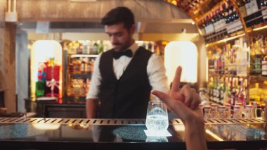 Gece kulübündeki lüks gece kulübünde, içki tezgahında çalışan akıllı barmen servisinde çift ya da arkadaş grubuyla gülen VIP müşterilere özel cin kokteyli servisi. Vinosity.