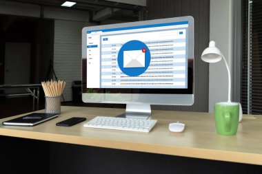 Bilgisayar ekranında rahatça görünen e-posta bildirim iletisi. Dijital pazarlama iletisi bilgi metni iş dünyasından müşteriye