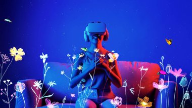 Kanepede oturmuş, VR 'ı açıp metatif etkileşimli sanal neon çiçeğini üç boyutlu polen grafik meta bahçe dünyası ile kırmızı ışıkta yeni bir kelebek çiçeğine çeviriyor. Halüsinasyon.