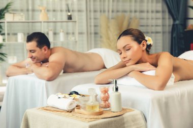 Kafkas çift müşterisi stres önleyici spa masajının keyfini çıkarıyor ve lüks otel veya oteldeki gündüz açık hava ortamında güzellik teniyle eğleniyor. Sessiz.