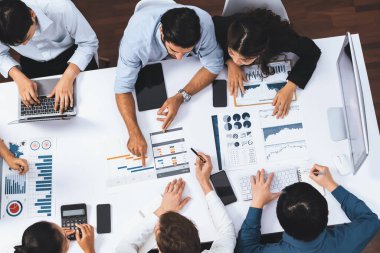 Üst düzey analist ekibi toplantı odasındaki mali verileri analiz etmek için BI Fintech 'i kullanıyor. İş anlayışı ve stratejik pazarlama planlaması için kağıt üzerinde analitik BI gösterge paneli. Tedbirli