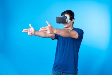 VR takan akıllı oyuncu metaevren dünyasına dönüyor, silah avcılığı oynuyor, mavi arka planda zafer hayvan avcılığı yapan fütüristik teknoloji hologramına bağlanıyor, sanal gerçeklik. Entrika.