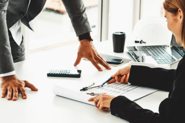 Ofisteki inşaat çizim projesinde çalışan mimar ve mühendis. Mimarlık ve mühendislik sektörü konsepti. uds