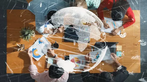 Ux Ui tasarımı için birlikte çalışan yetenekli iş adamlarının üst düzey görüşü. Çeşitli insanlardan oluşan bir grup büyük bir veri tabanı kullanarak küresel iletişim hakkında beyin fırtınası yapıyor ve tartışıyorlar. Cemaat.